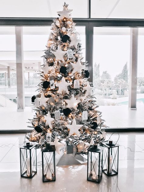 Christmas Tree Decor Black And White, Black White And Wood Christmas Tree, Black White Tree Christmas, Black White Christmas Tree Decorations, Black And White Xmas Tree Decor, Black And White Christmas Party Theme, Black Theme Christmas Decor, Black Boho Christmas Tree, Black Themed Christmas Trees