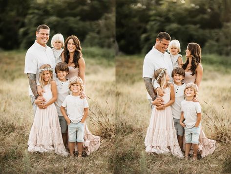 Family Of 6 Picture Poses, Farm Family Pictures, Fall Photoshoot Family, Family Holiday Pictures, Family Portrait Outfits, Fam Photos, Summer Family Pictures, Big Family Photos, Family Photoshoot Poses