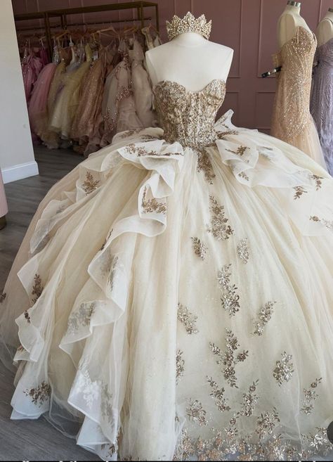 White Quince Dress, Birthday Party Sweet 16, Champagne Quinceanera Dresses, Quince Dresses Champagne, Gown Birthday, Black Quinceanera Dresses, Quinceanera Dresses Gold, Quinceanera Themes Dresses, Sweet 15 Dresses