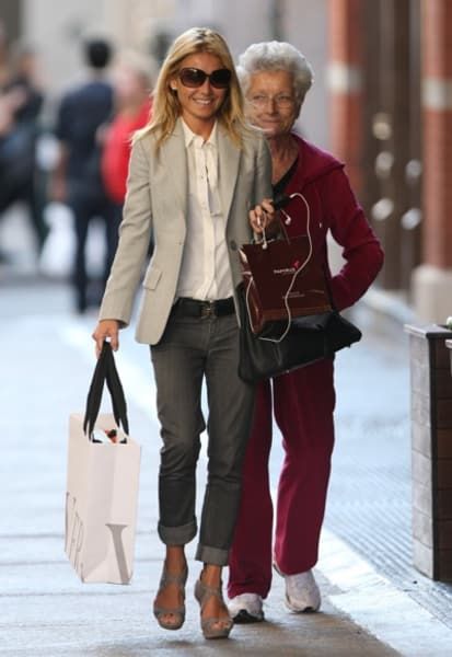 Kelly Ripa Style, Celebrity Style Jeans, Mark Consuelos, Smart Casual Women, Teacher Clothes, Parisian Chic Style, Kelly Ripa, Summer Street, White Button Down