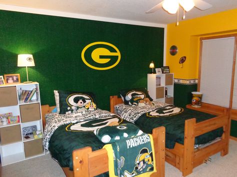 Green Bay Packers bedroom Green Bay Packers Room, Football Bedroom Decor, Football Bedroom, Football Rooms, Football Bedding, Green Bay Packers Fans, Bedroom Green, Boys Bedrooms, Green Bay Packers