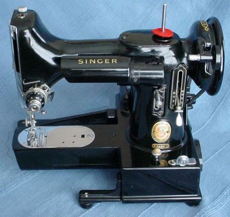 Old Singer Sewing Machine Ideas, Singer Sewing Machine Ideas, Old Singer Sewing Machine, Sewing Machine Ideas, Sewing Machine For Sale, Featherweight Sewing Machine, Vintage Machine, Sewing Machine Reviews, Vintage Sewing Notions