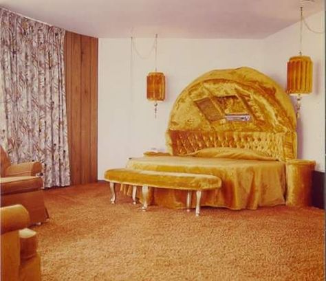 Love the round bed, wish it was a different color 70s Bedroom Decor, Round Bed, 70s Interior, Happy February, 70s Home, 70s Decor, 70s Home Decor, Round Beds, Bohemian Bedroom Decor