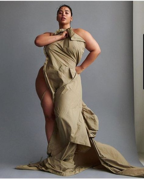 Plus Size Posing, Plus Size Art, Female Pose Reference, Seductive Clothes, Model Aesthetic, Figure Poses, Photography Poses Women, Plus Size Models, Foto Pose