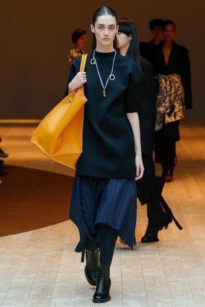 View the complete Fall 2017 collection from Céline. Phoebe Philo Celine, Celine Runway, Celine 2017, Celine Collection, Phoebe Philo, Fashion Show Collection, Fall 2017, Vogue Paris, Fashion 2017