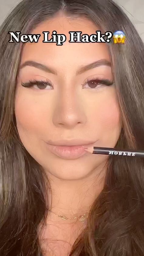 michellearevaloe on Instagram: Have you tried this lip liner hack?😱 . #liphacks #lipliner Lipliner Looks, Liner Styles, Eyeshadow Styles, Eyeliner Techniques, Embrace Natural Beauty, Makeup Brushes Guide, Flawless Makeup Application, Mascara Tips, Nude Makeup