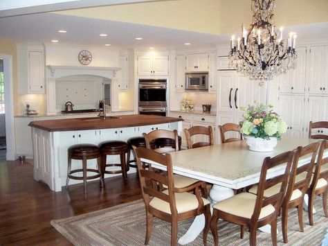 White kitchen Kitchen Dining Room Combo With Island, Hgtv Kitchens, Kitchen Dining Room Combo, Dining Room Layout, One Wall Kitchen, Kitchen Island Plans, Custom Kitchen Island, Small Kitchen Tables, Comfortable Kitchen