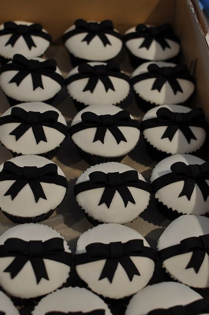 Black bows | Flickr - Photo Sharing! Two Sweet Cupcake Birthday Party, Black Party Food Ideas, Black And White Coquette Birthday, Black And White Bow Party, Black And White Cute Aesthetic, Black White Party Ideas, Black Bow Party, Black And White Decorations Party, Black And White Party Aesthetic