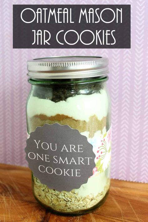 Oatmeal Mason Jar Cookies - a gift in a jar! Cookies In Mason Jar, Cookie Jar Recipe, Mason Jar Oatmeal, Cookie In A Jar, Reuse Candle, Mason Jar Cookie Recipes, Mason Jar Gifts Recipes, Cookie Mix Jar, Mason Jar Mixes