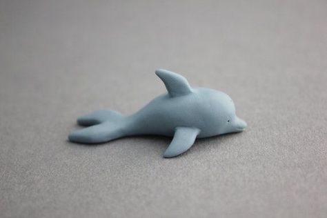 Clay Dolphin, Easy Clay Sculptures, Clay Keychain, Blue Clay, Polymer Clay Sculptures, Desk Shelf, Polymer Clay Animals, Cute Polymer Clay, Clay Animals