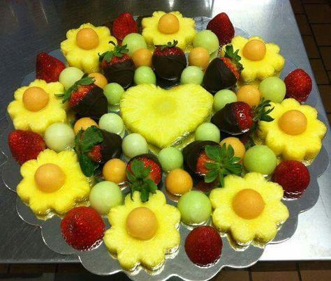 I would love to design eatable fruit and veggie bouquets like this one! Fruits Decoration, Fruit Creations, Decorações Com Comidas, Fruit Displays, Fruit Arrangements, Edible Arrangements, Veggie Tray, Fruit Dishes, Fruit Carving