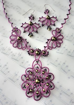 Yarnplayer's Tatting Blog: Purple tatted set Tatted Necklace, Tatted Jewelry, Tatting Necklace, Needle Tatting Patterns, Tatting Earrings, Necklace Inspiration, Tatting Tutorial, Teneriffe, Tatting Jewelry