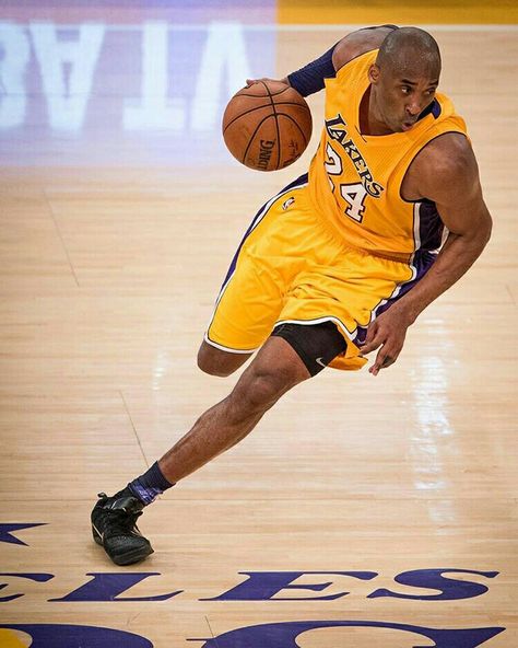 Mamba Dynamic Poses Basketball, Athletic Poses, Action Reference, Poses Dynamiques, Kobe Bryant Pictures, Bola Basket, Kobe Bryant Black Mamba, Kobe Bryant Wallpaper, Action Pose Reference