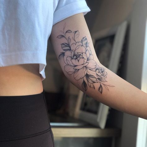 Vanessa on Instagram: “Thanks Daneeka! Love this little inner arm bendy area :) Swipe to see a short little video of the drawing to finished product :)” Arm Crease Tattoo, Tattoo Inner Arm, Flower Sleeve Tattoo, Unique Half Sleeve Tattoos, Half Sleeve Tattoos, Kunst Tattoos, C Tattoo, Flower Sleeve, Flower Tattoo Sleeve