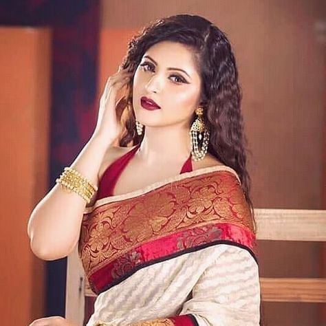 indiatrendze on Instagram: “#ivsaver(@get_ivsaver) Beautiful and gorgeous .... ❤️❤️❤️ Frame @porimoni_srity ➖➖➖➖➖➖➖➖➖➖➖➖➖➖➖➖➖➖➖➖➖➖➖ #saree #sareeblouse #sarees…” Bangladeshi Saree, Pori Moni, Instagram King, Bollywood Hairstyles, Indian Saree Blouses Designs, Indian Jewellery Design, Beautiful Dresses Short, Saree Models, Beautiful Saree