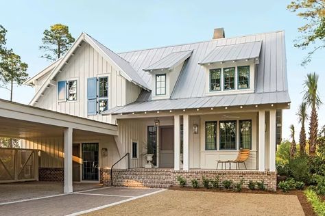 Farmhouse Exterior Colors, Brick Porch, Farmhouse Exterior Design, Standing Seam Metal Roof, Casas The Sims 4, Modern Farmhouse Exterior, Farmhouse Exterior, Exterior Siding, Metal Buildings