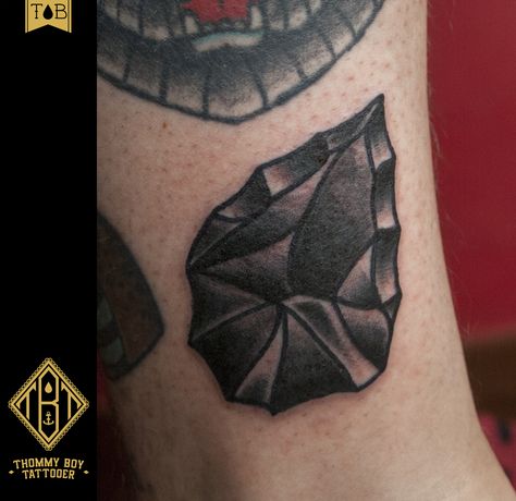 #thommyboytattooer #thommyboy #tattoo #oldschooltattoo #oldschool #newtraditional #newtraditionaltattoo #traditional #traditionaltattoo #spearhead #spearheadtattoo #lancia  #lanciatattoo #puntadilanciatattoo #arrowhead #arrowheadtattoo #puntadifreccia #puntadifrecciatattoo #truelovetattoo #truelove https://www.facebook.com/thommyboytattooer Spearhead Tattoo, New Traditional Tattoo, Old School Tattoo, Tattoo Sketches, I Tattoo, Triangle Tattoo, Geometric Tattoo, Old School, Tattoo Ideas