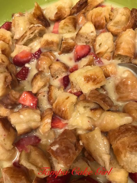 Strawberry Bread Pudding Recipe, Strawberry Bread Pudding, White Chocolate Bread Pudding, Southern Recipes Desserts, Chocolate Bread Pudding, White Chocolate Strawberries, Pudding Ice Cream, Chocolate Bread, Chocolate Croissant