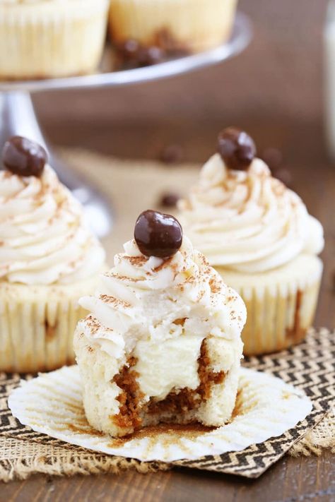 Filled with tiramisu cream and topped with a Kahlua mascarpone buttercream frosting, these Tiramisu Cupcakes are light, fluffy, and absolutely irresistible. Tiramisu Filling, Mascarpone Buttercream, Stuffed Cupcakes, Homemade Tiramisu, Tiramisu Cupcakes, Easy Tiramisu Recipe, Eggless Chocolate Chip Cookies, Chocolate Covered Espresso Beans, Tiramisu Dessert