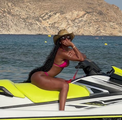 Cute Vacation Outfits, Girls Vacation, Vacay Outfits, Vacation Mood, Vacation Looks, Black Femininity, Future Lifestyle, Vacation Pictures, Jet Ski