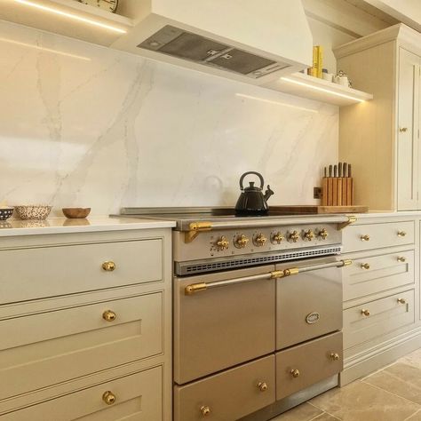 This cozy kitchen has the cabnets painted in Stirabout by Farrow & Ball Stirabout Farrow And Ball, Free Wallpaper Samples, Wimborne White, Neutral Kitchen, Brass Trim, Colour Consultant, Perfect Paint Color, Farrow And Ball, Order Of The Day