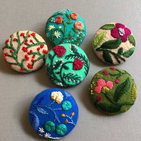 Embroidery Floss Storage, Embroidery Buttons, Etsy Embroidery, Hungarian Embroidery, Wool Embroidery, Embroidery Transfers, Embroidery Patterns Vintage, 자수 디자인, Embroidery Craft