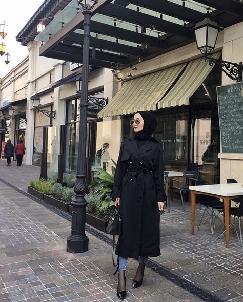 Cozy Rainy Day Outfit, Rainy Day Outfits, English Clothes, Cozy Rainy Day, Preppy Fall Outfits, Regency Era Fashion, Famous Youtubers, Street Hijab Fashion, Stylish Hijab