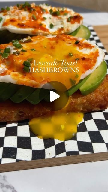 Lets Eat In-Ireland on Instagram: "🇮🇪💚 Avocado Egg 🥑Toast 💚🇮🇪  Omg! Life shouldn’t be complicated and same goes for food, keep it simple, tasty, healthy and scrumptious 😋 🥪🥑 #delicious   These Crispy hashbrowns loaded with all your favorite avocado toast toppings! Yum, takes minutes to prepare, @shewillevolve perfect recipe for breakfast or just a snack✨  Tip: use @strongroots hash browns 😝🙌  Let’s make these..  •air fry hashbrown patties at 400 for 20min •add sliced avocado & salt to taste •top with over medium egg, grated parmesan, chili oil & chives  Enjoy 💚🇮🇪  #hashbrowns #easyrecipes #snackideas #easysnack #appetizers #quickrecipes #avocadotoast  @eatdrinkdub #easybreakfast #dublin #letseatin @tasteofdublin @lovindublin @goodfoodireland #avacadotoast #eat #hashbrowns" Hashbrown Patty Breakfast Ideas, Hashbrown Patties, Sliced Avocado, Crispy Hashbrowns, Avocado Toast Egg, Toast Toppings, Egg Toast, Chili Oil, Air Fry