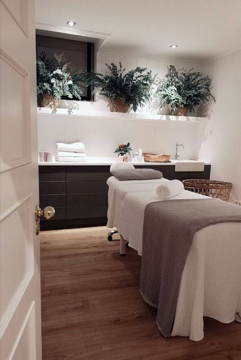 Small Facial Room Ideas, Spa Room Ideas Estheticians, Spa Room Ideas, Massage Room Design, Spa Massage Room, Massage Room Decor, Massage Therapy Rooms, Home Spa Room, Reiki Room