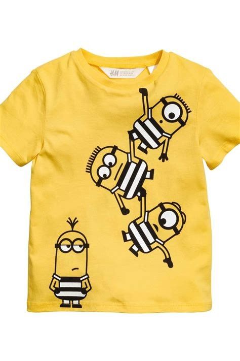 Minions Kids, Minion Shirts, Fabric Paint Shirt, Fabric Paint Diy, Shirt Logo Design, Trendy Shirt Designs, T Shirt Painting, Cute Shirt Designs, Shirt Print Design