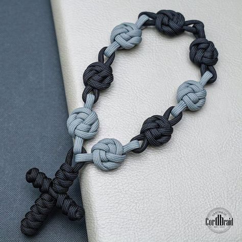 How to Tie an Extended Crown and Diamond Knot Tutorial .Follow me and learn more beautiful knots • • • • • #paracord #schmuck #paracord… | Instagram Diamond Knot Tutorial, Paracord Cross, Paracord Bracelet Designs, Knotted Rosary, Monkey Fist Knot, Scout Crafts, Knot Tutorial, Paracord Rosary, Knot Jewelry