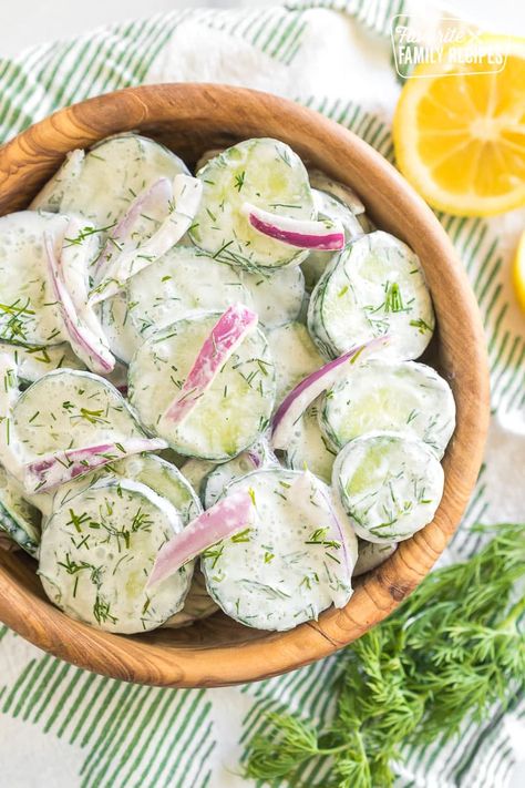 Creamy Cucumber Salad Sour Cream Cucumber Salad, Cream Cucumber Salad, Creamed Cucumber Salad, Summer Dinner Party Menu, Dill Salad, Creamy Salad, Salad Recipes Low Carb, Dill Recipes, Creamed Cucumbers