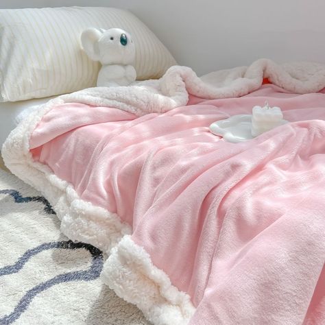 Selling Point   Thick sherpa blanket is your warm and comfortable choice in winter. This blanket uses a double-sided design of high-weight milk fleece on side A and high-weight lamb fleece on side B, allowing you to enjoy two different soft touches. Pink And White Blanket, Cute Aesthetic Blankets, Preppy Blanket, Bf Christmas, Aesthetic Blanket, Best Blankets, Burr Basket, Small Room Makeover, Blankets For Bed