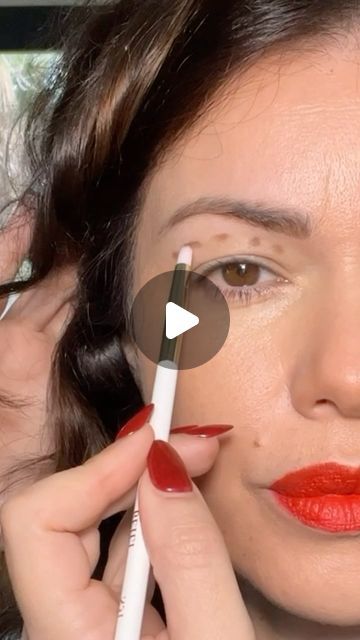 Eyeliner Only Makeup Looks, Pajama Day Makeup, Makeup Tips To Look Younger, Eye Makeup Guide, Hooded Eye Makeup Tutorial, Nose Makeup, Holiday Makeup Looks, Eye Makeup Techniques, Makeup Artist Tips