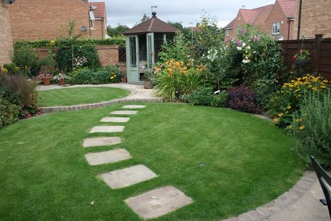 Circular Garden Design, Circular Lawn, Diy Pathway, Garden Design Layout Landscaping, Garden Design Pictures, Stone Garden Paths, Garden Stepping Stones, Sloped Garden, Garden Design Layout