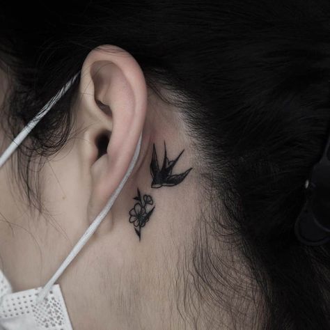 Swallow Tattoo Behind The Ear Kneck Tattoos, Tattoo Behind The Ear, Swallow Tattoo Design, Side Neck Tattoo, Sparrow Tattoo, Saved Tattoo, Swallow Tattoo, Old School Tattoo Designs, Greek Tattoos