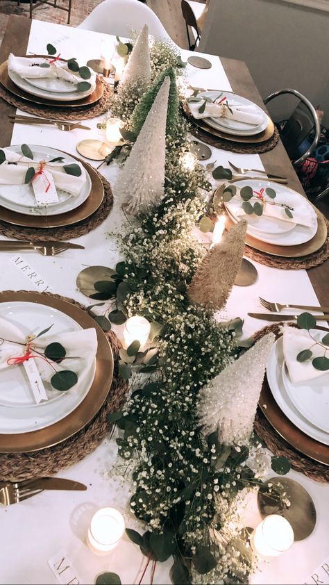 All White Christmas Table Setting, Christmas Table 2023 Trends, Christmas Day Table Setting Inspiration, Christmas Table Decorations 2023, White And Gold Christmas Table Decor, Dinning Room Table Christmas Decorations, Green And White Christmas Table, Christmas Setting Table, White And Green Christmas Table