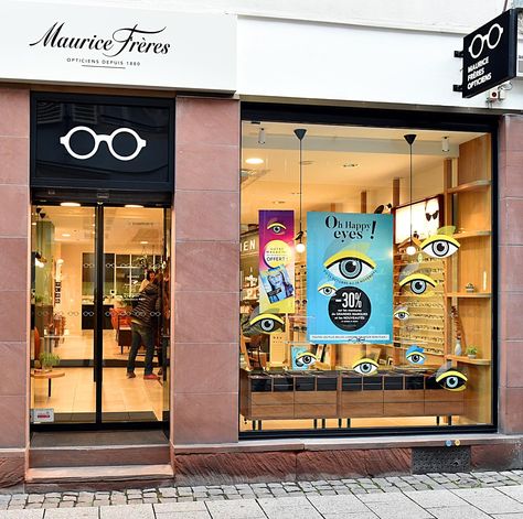 Vitrine Maurice Frères - octobre et novembre 2019 : OH HAPPY EYES ♥ 👁  #opticiens #opticien #opticienindependant #lunettes #glasses #sunglasses #vitrines #eye #solaires #sun #tendance #mauricefreres #opticiensmauricefreres Sunglasses Store Design, Eyewear Store Design, Optometry Office, Eyewear Display, Eyeglass Stores, Happy Eyes, Sign Board Design, Store Design Boutique, Store Window Displays