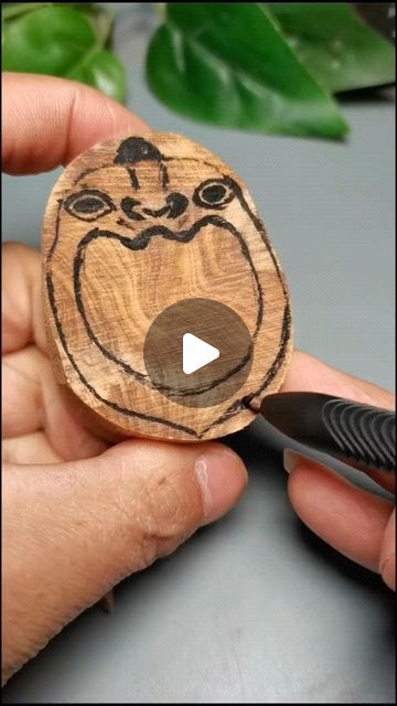 Carving With Dremel Tool, Simple Wood Carving Ideas For Beginners, Easy Wood Carving Ideas, Things To Do With A Dremel, Dremel Tool Projects, Dremel Crafts, Dremel Carving, Simple Wood Carving, Dremel Tool