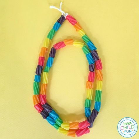 Easy Candy Necklace Party Craft Easy Candy, Harry Birthday, Candy Necklace, Edible Crafts, Candyland Birthday, Home Simple, Candy Necklaces, Clever Gift, Candy Crafts