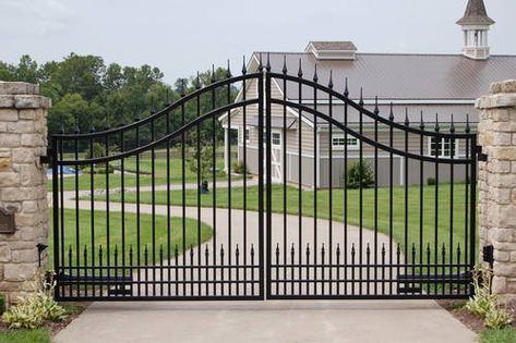 One of my fav. Automatic gates and favorite farm.comors in background... Driveway Gate Diy, Iron Gates Driveway, House Front Gate, Entrance Gates Driveway, Wrought Iron Gate Designs, Metal Driveway Gates, Estate Gates, Home Fencing, Fence Gate Design