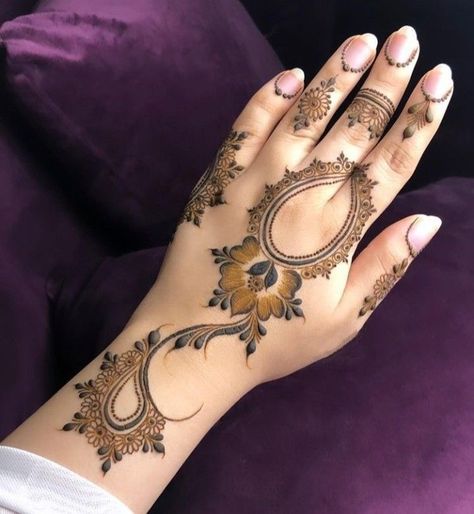 Heart Mahendi, Mehandi Ideas, Feet Mehndi Designs, Minimal Henna, Mehndi Hands, Arabic Mehendi, New Henna Designs, Henna Inspired Tattoos, Henna Tattoo Hand