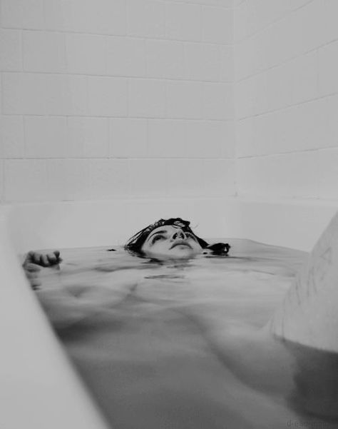 Bathtub Shoot, Bathroom Photoshoot, Bathtub Photoshoot, Bathtub Photography, Deep Books, Bath Photography, Reflection Photography, Shotting Photo, Photographie Inspo