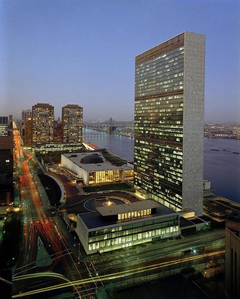 AD Classics: United Nations / Wallace K. Harrison United Nations Headquarters, Voyage New York, City At Night, Oscar Niemeyer, Midtown Manhattan, Organic Architecture, Brutalism, Le Corbusier, United Nations