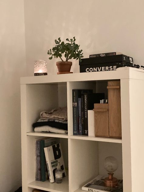 Minimalist Bedroom Shelf, Long Shelf Decor, Small Bedroom Bookshelf, Small Bedroom Bookshelf Ideas, Book Shelf Ideas Aesthetic, Book Shelf Ideas Bedroom, Ikea Shelf, Green Room Decor, Bedroom Shelf