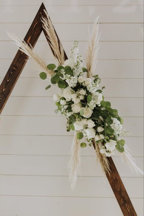 Triangle Arch Flowers, Wedding Arch Red, Triangle Arch Wedding, Dekor Lamaran, Pew Decor, Church Aisle Decorations, Church Aisle, Wedding Stand, Aisle Decorations