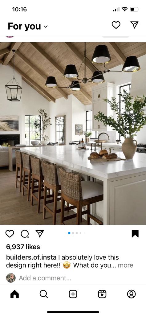 Wooden Ceiling, Casa Vintage, December 30, Classic Kitchens, Farmhouse Interior, Large Kitchen, Beautiful Kitchens, Barndominium, Home Decor Kitchen