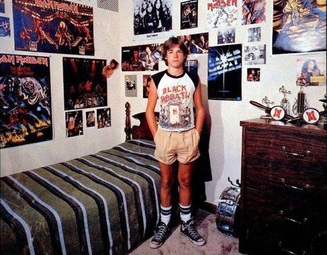 Retro Room Ideas 1980s, 80s Teen Bedroom, 1980s Bedroom, Rock Bedroom, Teen Boys Room, 80s Room Aesthetic, Retro Room Ideas, College Boy, 90s Bedroom