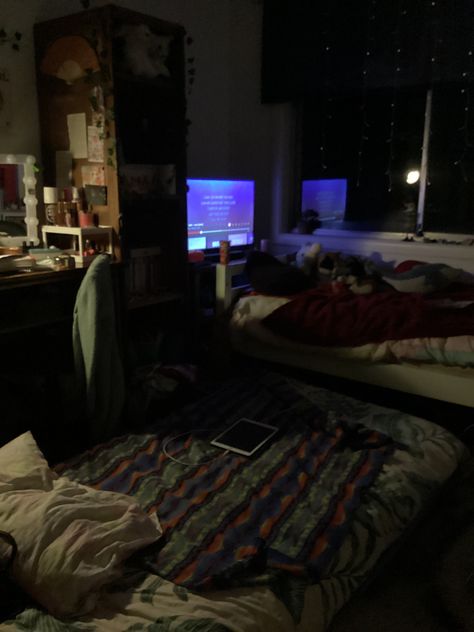 Comfy Room Aesthetic Dark, Childhood Sleepover, Grunge Sleepover, Sleepover Moodboard, Hippe Room, Aesthetic Sleepover, Sleepover Room, Porch Goose, Outing Ideas