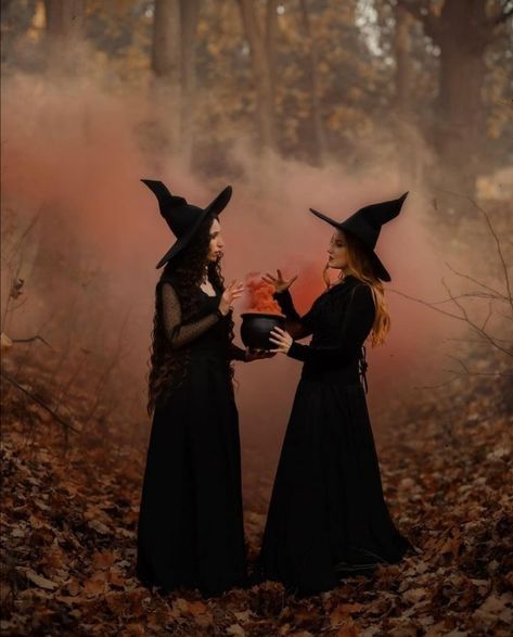 Witch Photos, Photo Halloween, Autumn Witch, Witch Coven, Fantasy Witch, Witchy Aesthetic, Witch Costumes, Halloween Photography, Best Friend Photoshoot